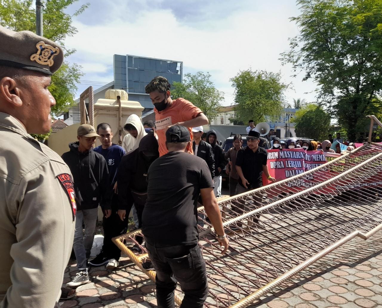 Massa Pendukung Achmad Marzuki Dobrak Gerbang DPRA