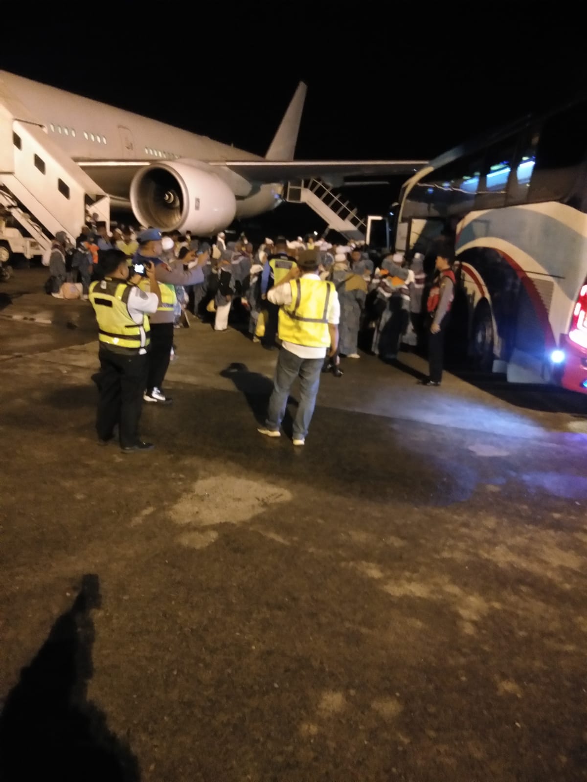 Jamaah Haji Kloter 1 Madina Sujud Syukur Tiba Di KNIA