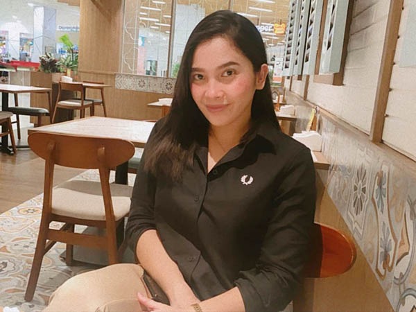 Dewi Nasution, Notaris Cantik Yang Hobi Menembak Dan Jago Nyetir Bus