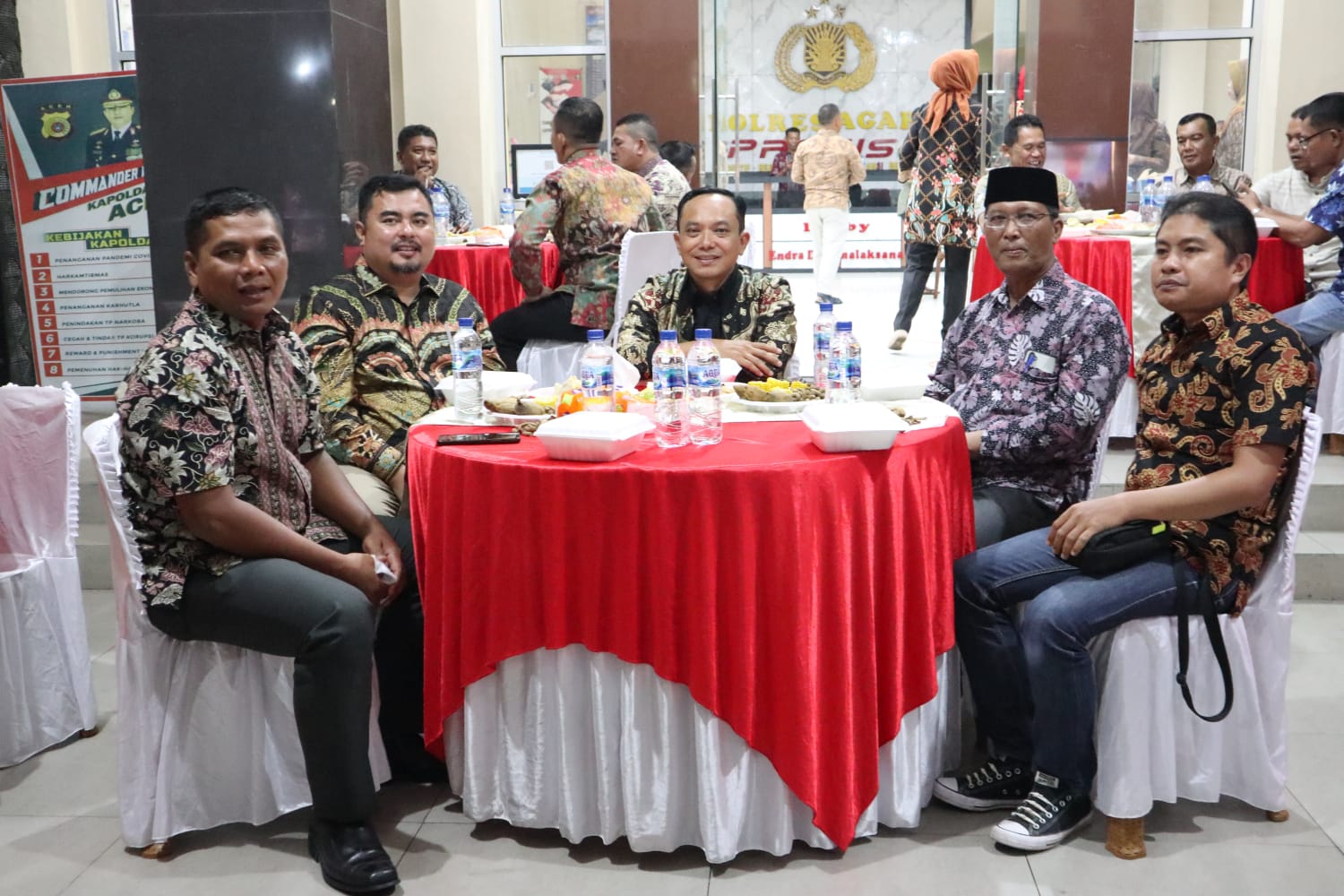 Kapolres Agara Gelar Nonton Bareng Wayang Kulit