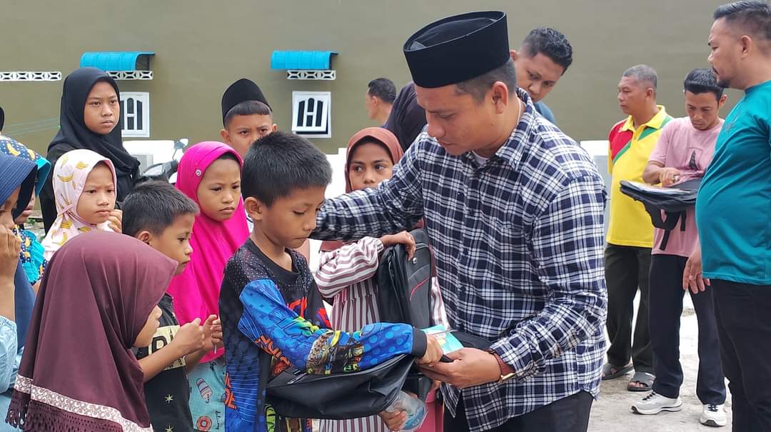 Perhatikan Anak Yatim Pemdes Pahang Bantu Alat Tulis Dan Tas