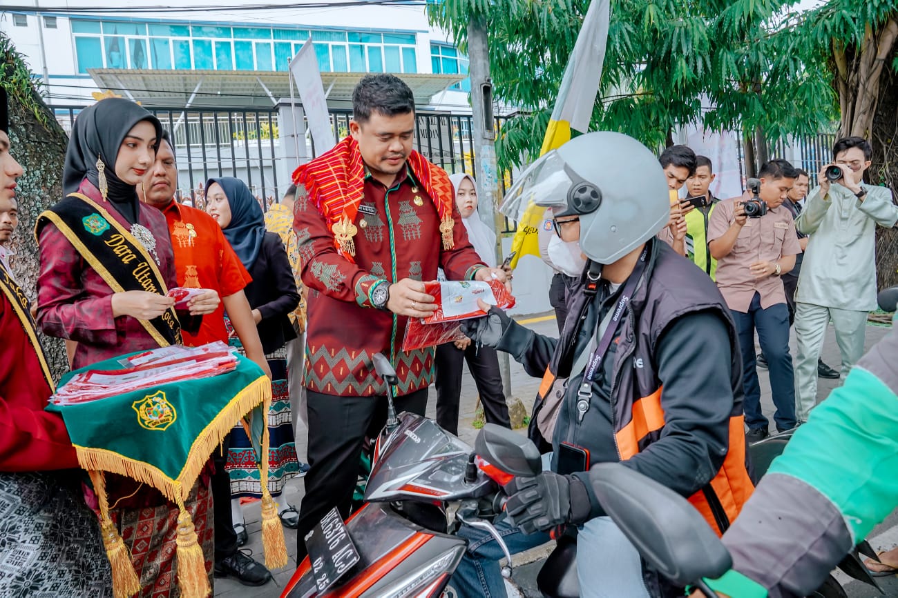 Tumbuhkan Semangat Kemerdekaan dan Jiwa Nasionalis, Bobby Nasution Bagikan Bendera Merah Putih