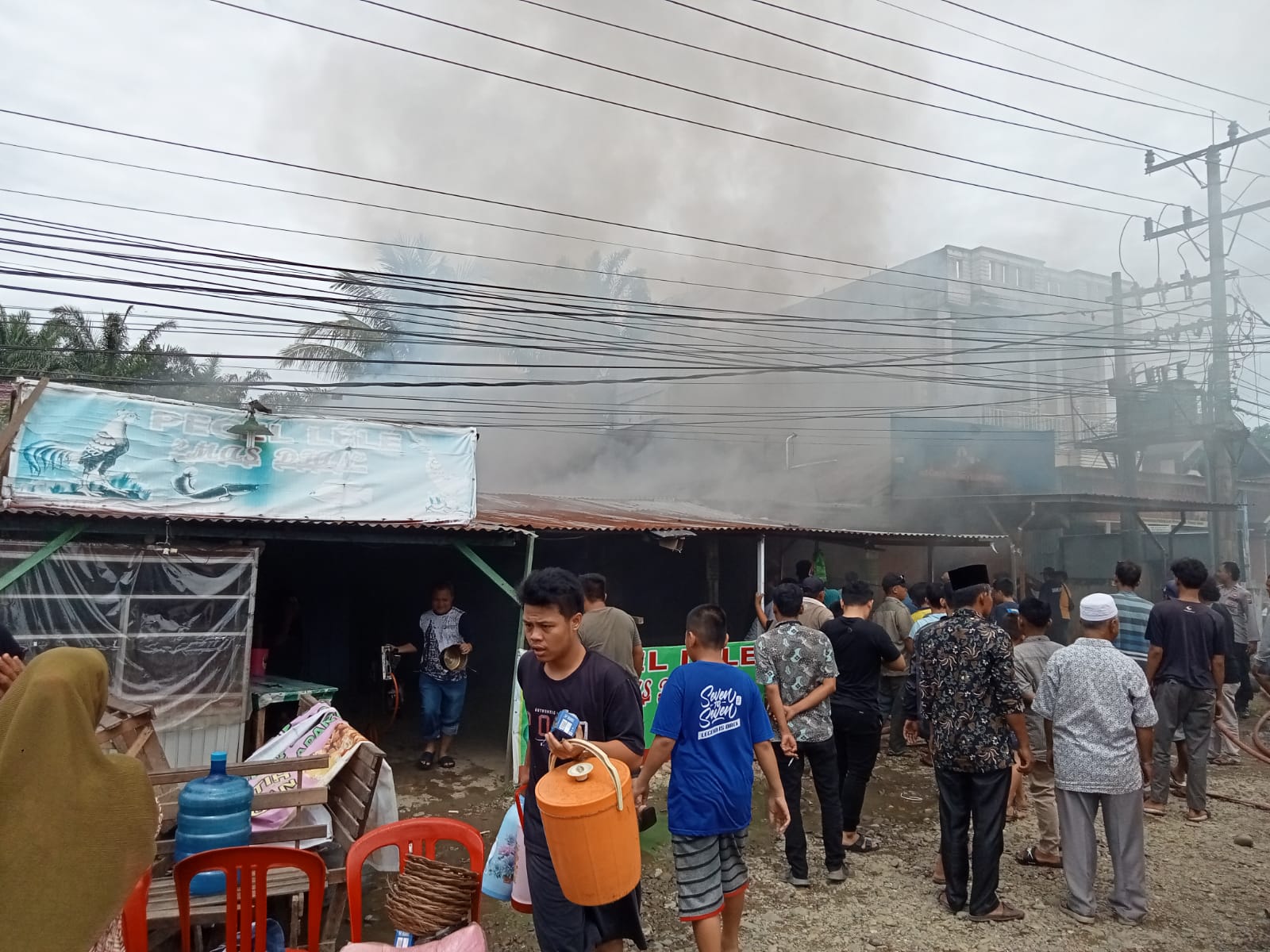 Ditinggal Ke Pesta, Satu Rumah Hangus Terbakar Di Palas