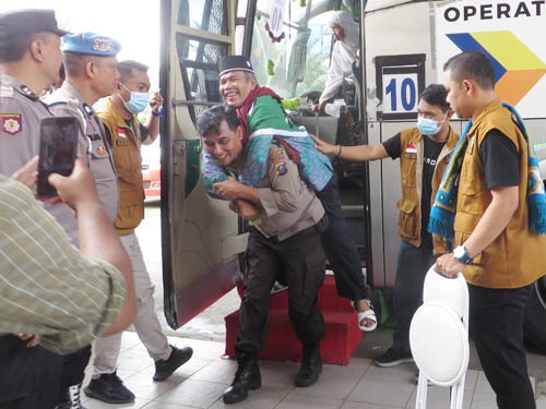 Foto-foto Haru Sambut Kedatangan Kloter 5 Di Asrama Haji Medan