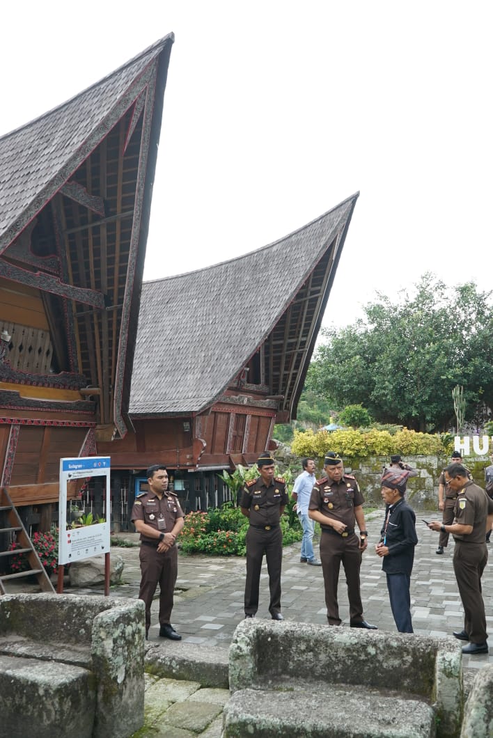 Kunker Ke Samosir, Apdesi Sumut Berikan Penghargaan Kepada Kajatisu Idianto