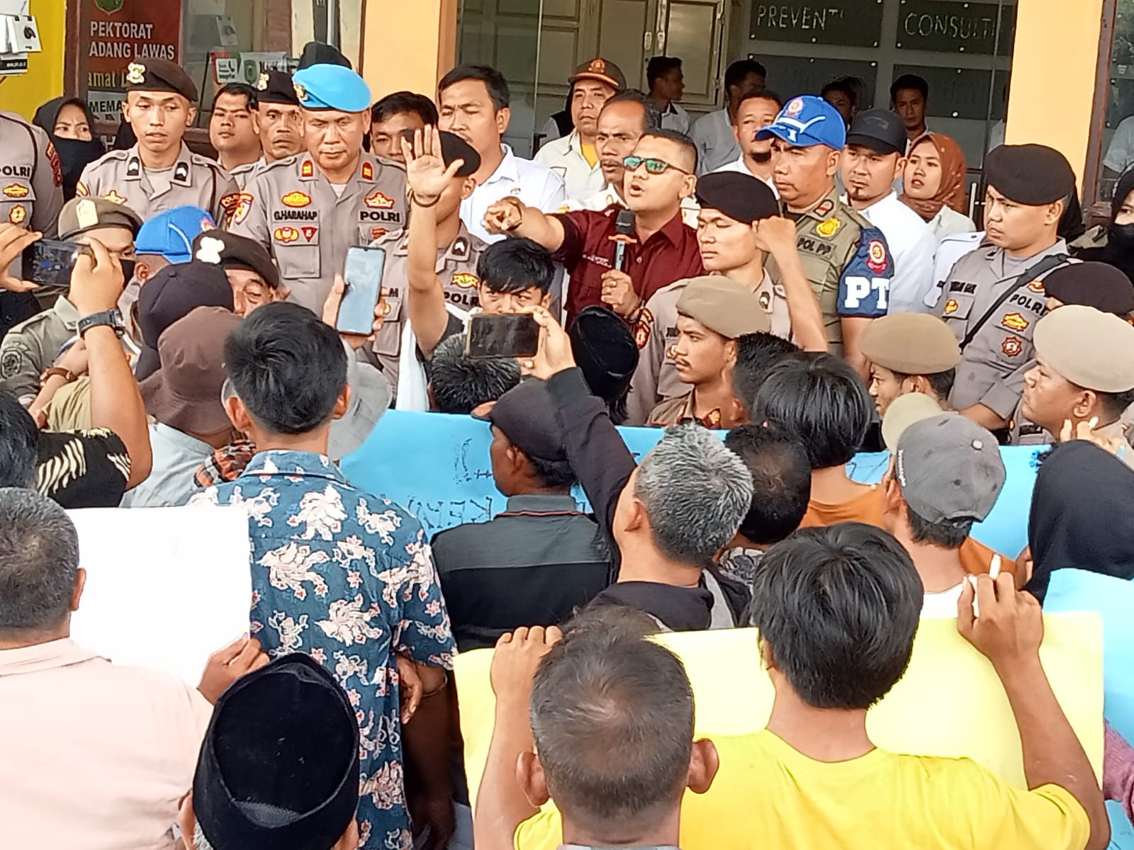 Masyarakat Dan Mahasiswa Demo Inspektorat Palas
