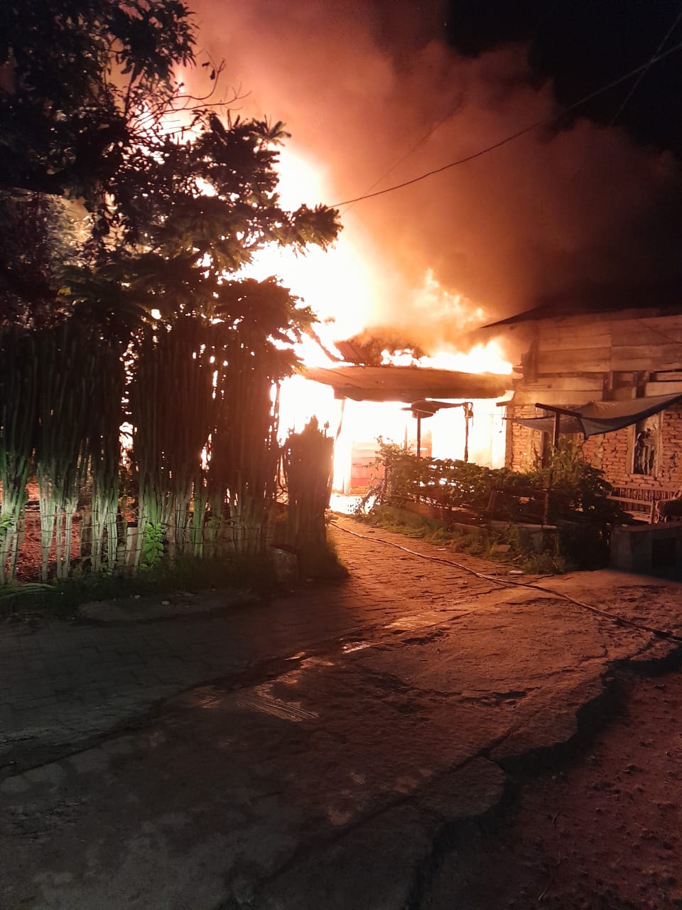 5 Rumah, Kantor Dan Balai Desa Dilalap Si Jago Merah