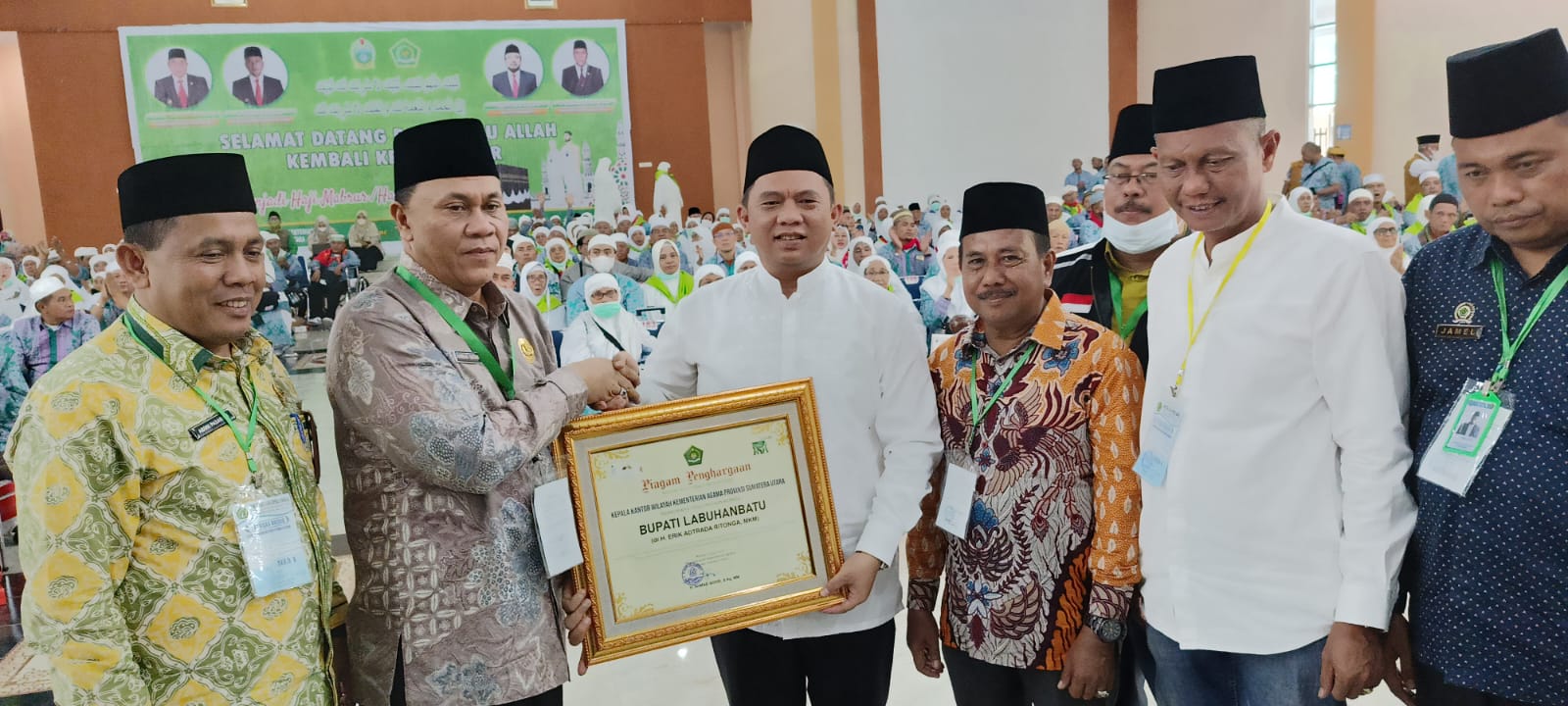 Kakanwil Kemenag Sumut Beri Penghargaan Untuk Bupati Labuhanbatu