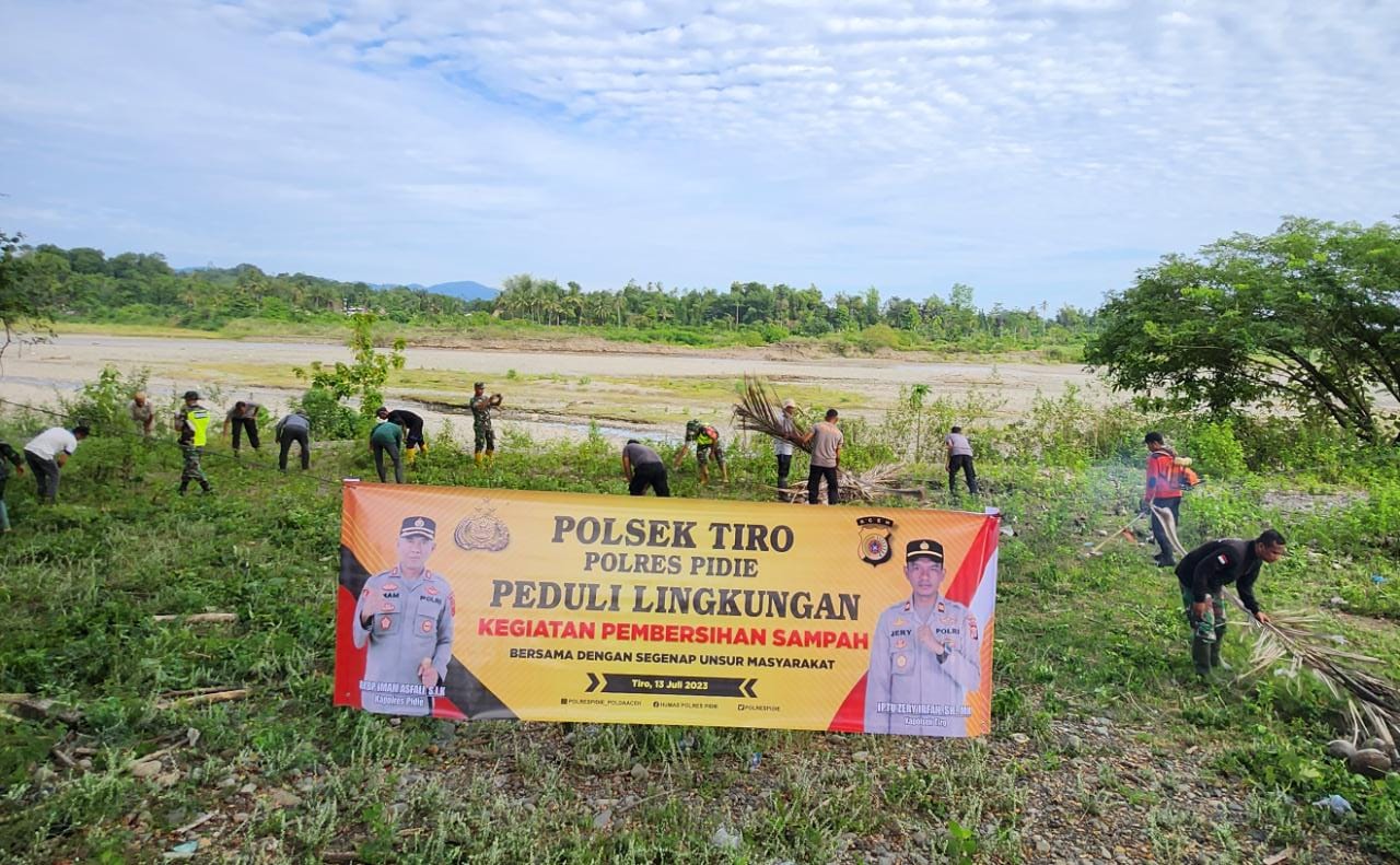 Peduli Lingkungan, Polsek Tiro Bersihkan Sampah