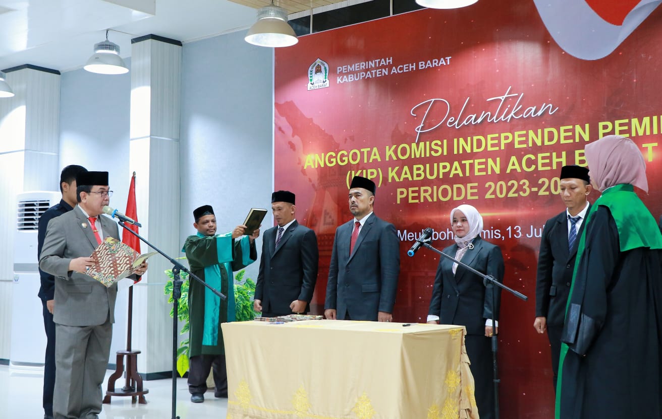 Pj Bupati Lantik 5 Anggota KIP Aceh Barat