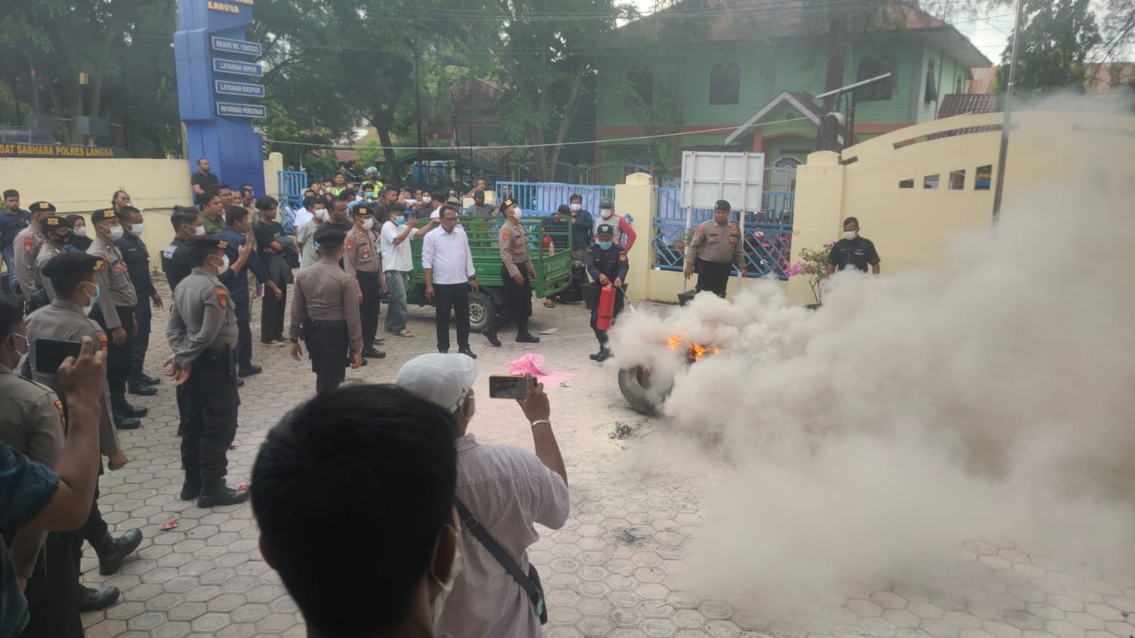 Demo Bea Cukai Berlanjut, Bakar Ban Dan Saling Dorong