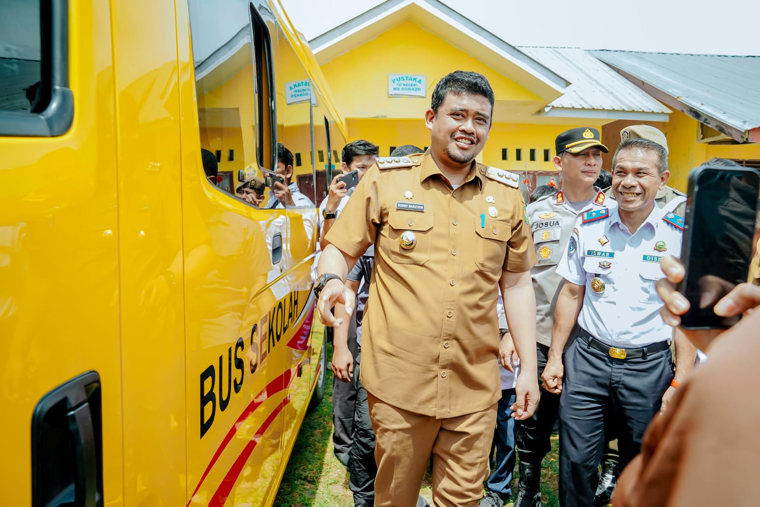 Antisipasi Minimnya Transportasi & Perlancar Akses Belajar, Bobby Nasution Serahkan 3 Unit Bus Sekolah