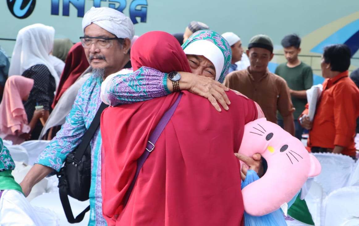 Isak Tangis Keluarga Mewarnai Kedatangan Jemaah Haji Asal Simalungun