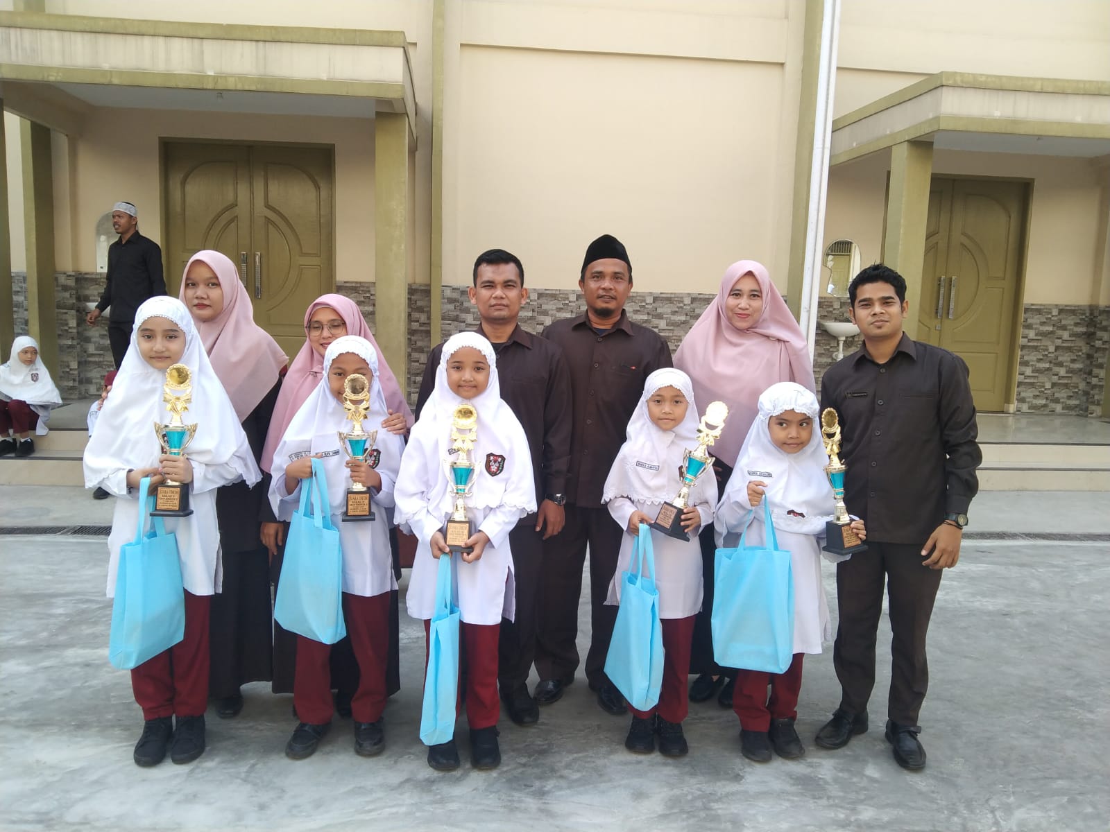 Raih Juara Umum Siswa SDS Al Ulum Terima Penghargaan