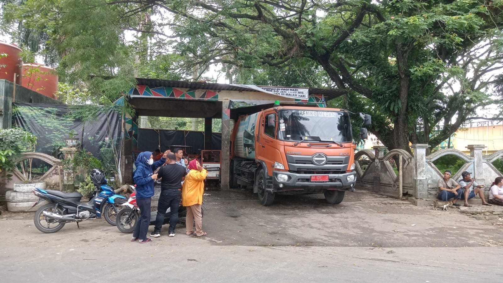 Selain Ditutup Spanduk, TPS Teladan Kecamatan Medan Kota Setiap Hari Dibersihkan, Disiram Disinfektan & Karbol