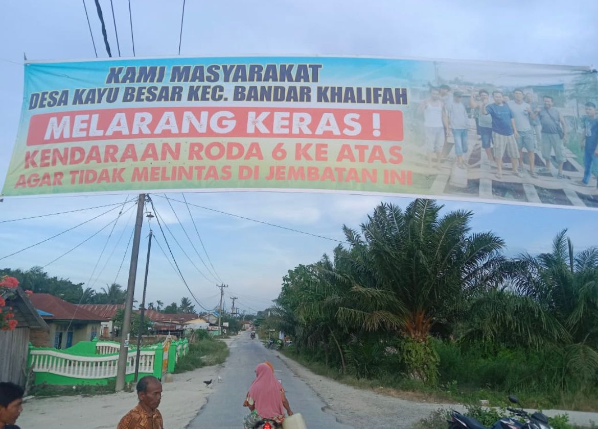 Warga Larang Kendaraan Roda 6 Melintas Di Jembatan Bandar Khalipah