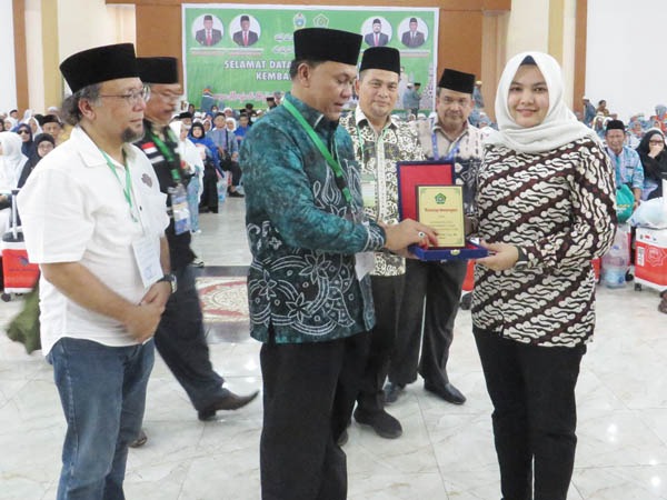 Wakil Bupati Madina Terima Penghargaan Dari Panitia Haji