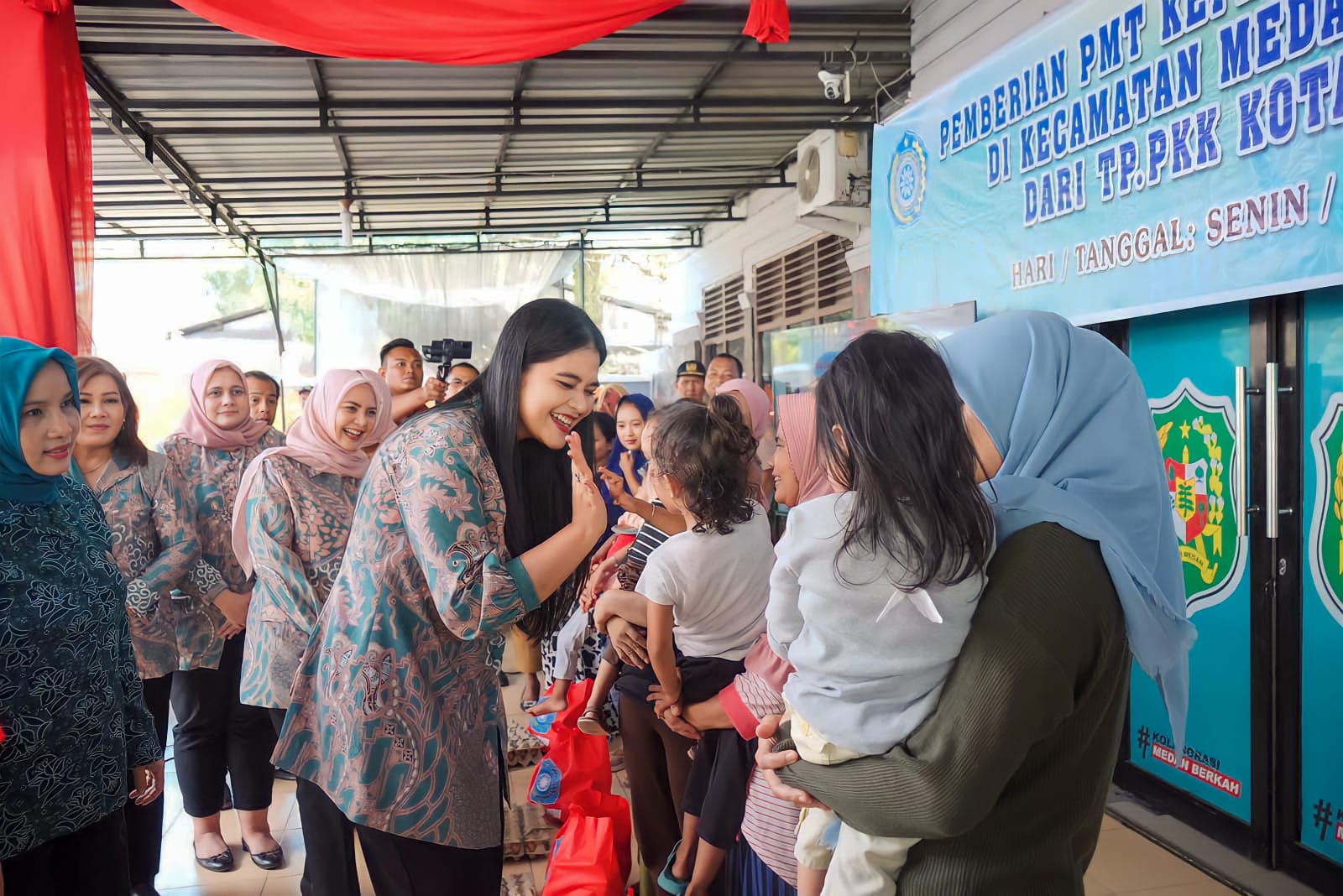 Kahiyang Ayu Bobby Nasution Beri Makanan Tambahan pada Anak Stunting