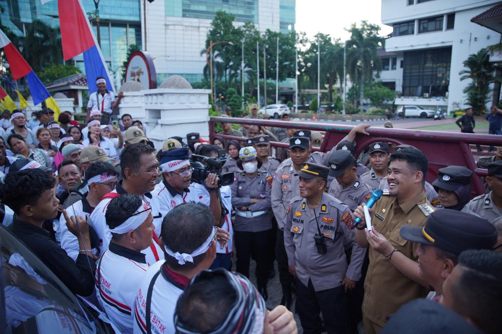 Horas Bangso Batak Gelar Aksi di Kantor Wali Kota, Dukung Ketegasan Bobby Berantas Begal