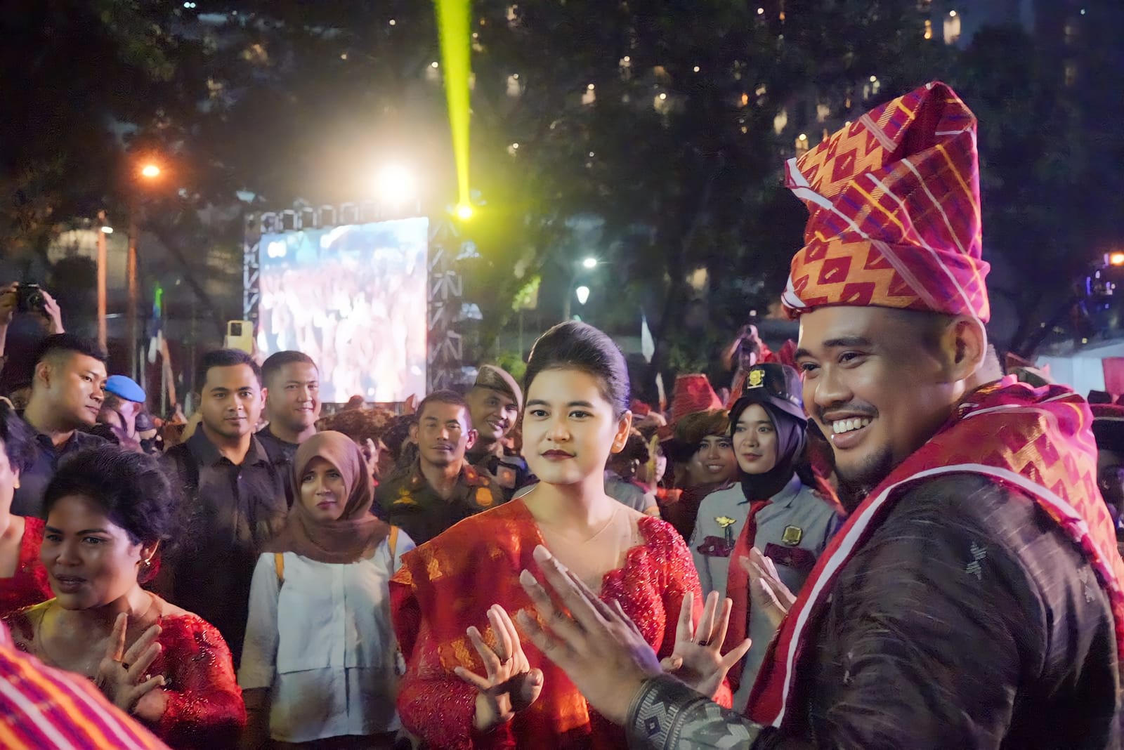 Bobby Nasution Ikut Menari Mbuah Page Dan Serahkan Hadiah Sepeda Motor