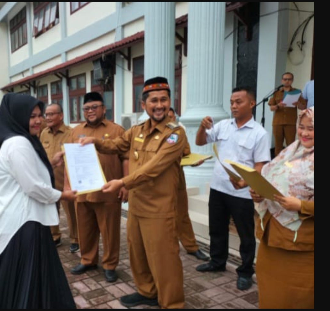 Pj Bupati Agara Serahkan 188 SK Nakes