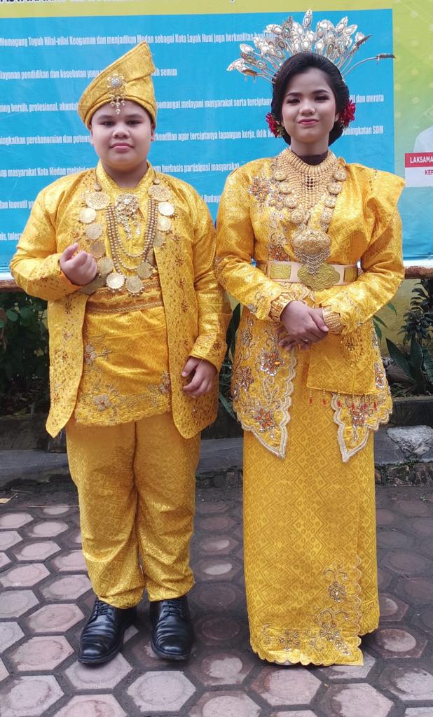 Chealsea Dan Arjuna Kenakan Busana Adat Melayu Di Ajang Gebyar Pendidikan