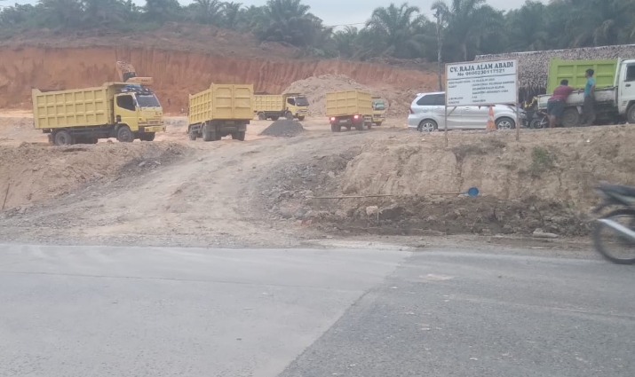 Warga Protes Dampak Aktivitas Tambang Tanah Urug Di Desa Siamporik