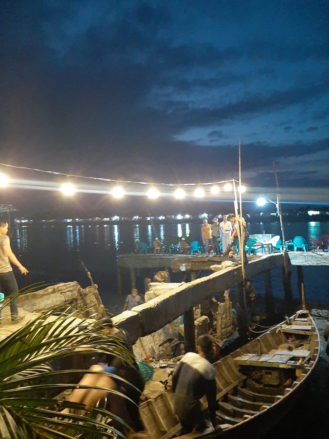 Titi Pajak Ikan Lama Ambruk, Tiga Orang Terluka