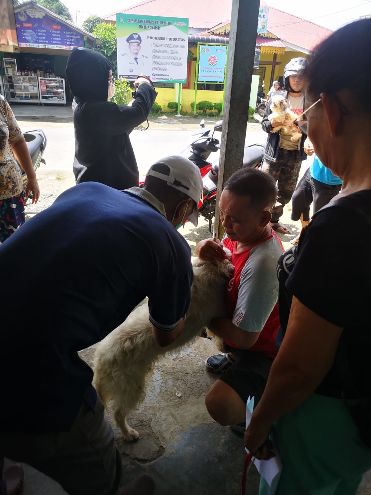 Pemko Medan Lakukan Penyuntikan Vaksin Rabies Terhadap Hewan Peliharaan Masyarakat