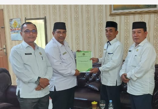 Kakanwil Kemenag Sumut Serahkan Lemari Arsip Untuk 4 KUA