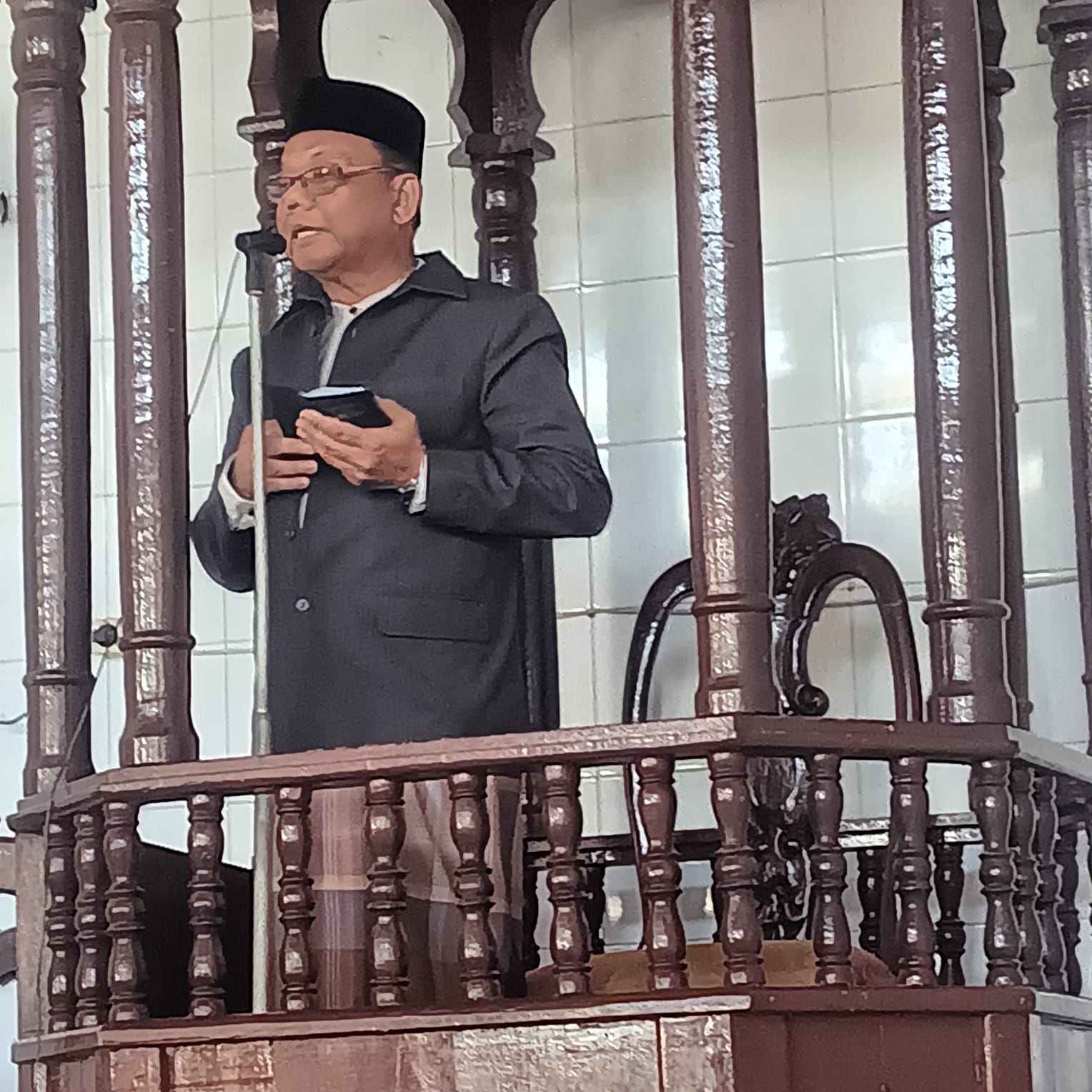 Safari Adat Ke Gampong, Ketua MAA Jadi Khatib