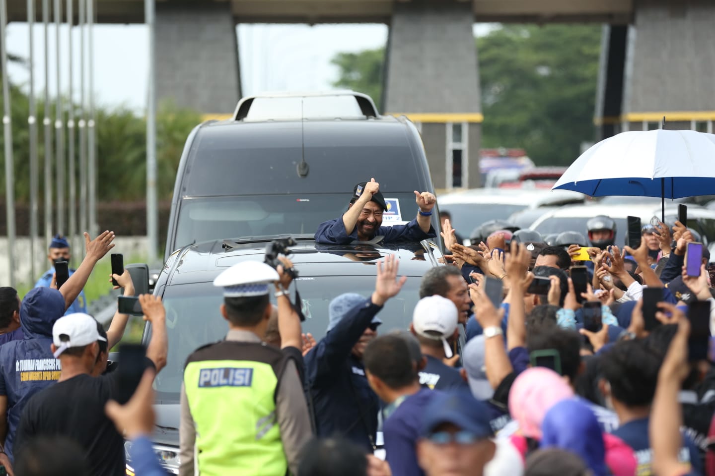 Ketum NasDem Surya Paloh Disambut Lautan Massa di Bandara Kualanamu