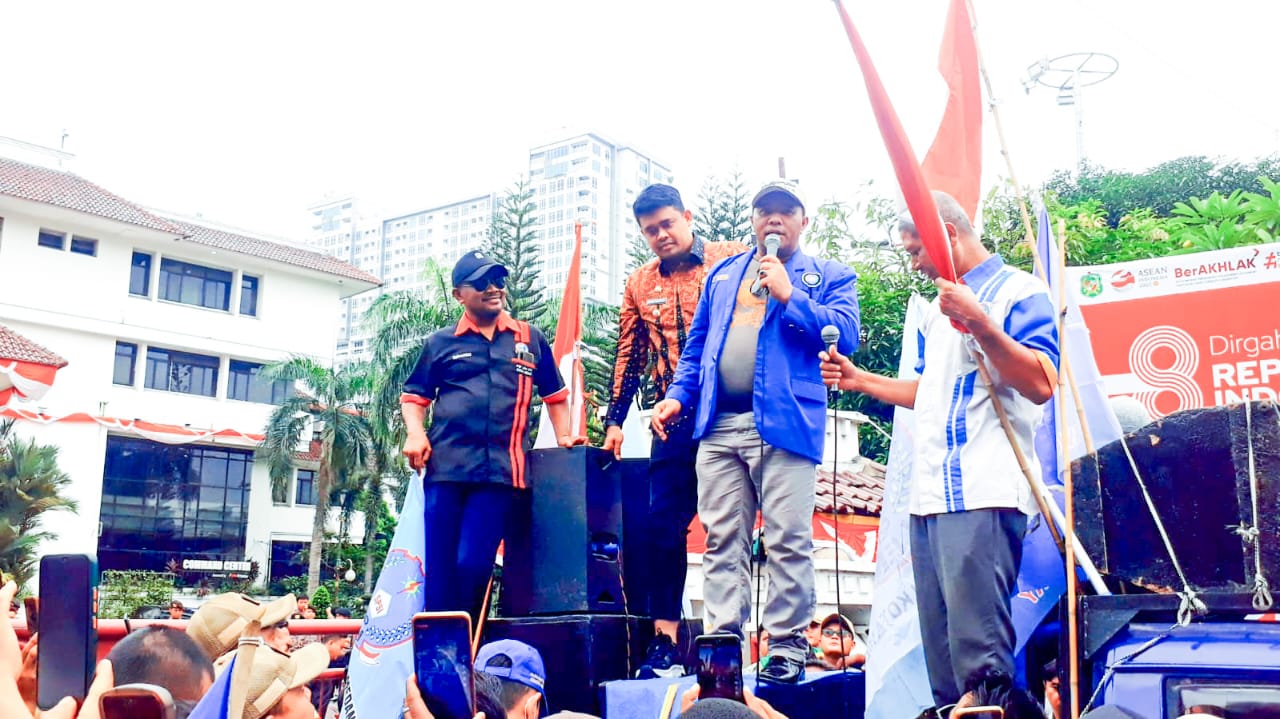 Aksi Damai Depan Balai Kota, Bobby Nasution Naik Mobil Komando Terima Aspirasi Ratusan Pekerja
