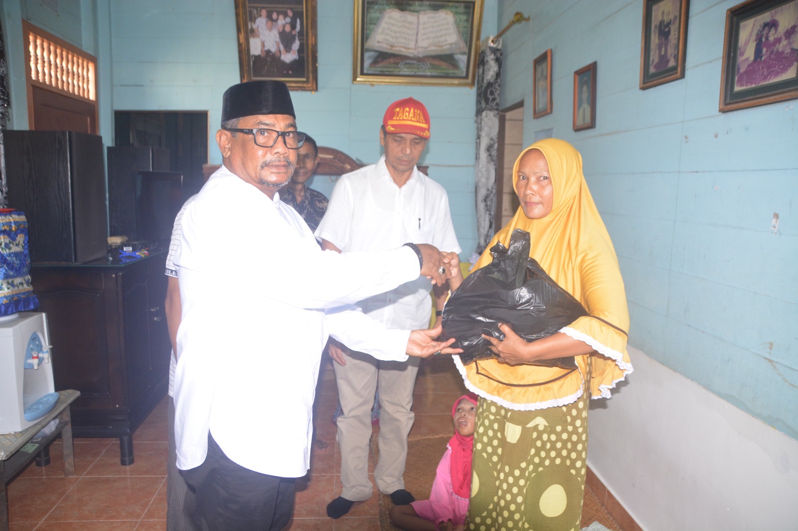 Pj Wali Kota Langsa Salurkan Sembako Bagi Kaum Disabilitas