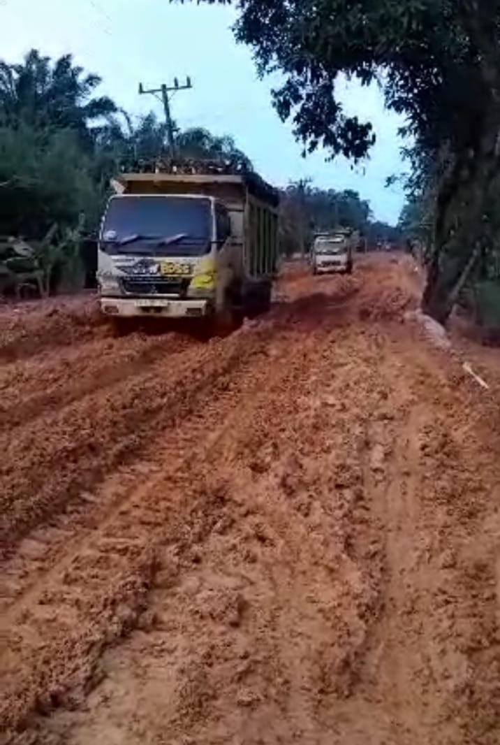 Proyek Jalan Gunting Saga-Teluk Binjai Layaknya "Medan Lumpur"
