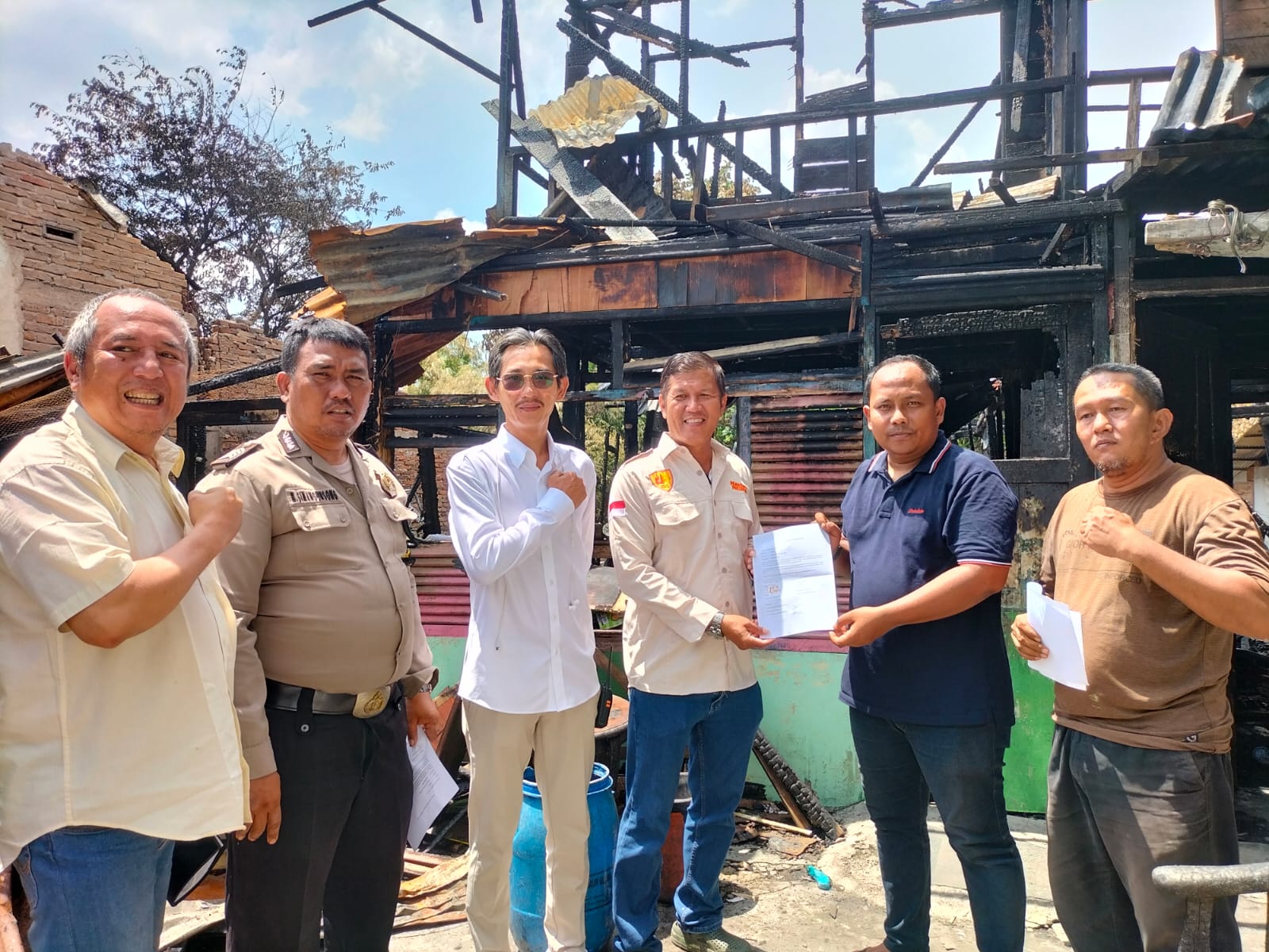 Joni Bersama Relawan JP 08 Sumbangkan 14 Ribu Batubata Untuk Korban Kebakaran
