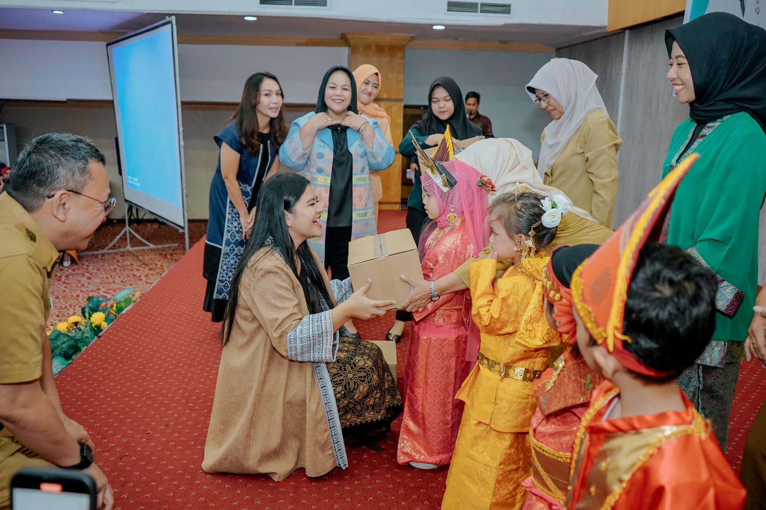 Dukung Penanganan Stunting, Ny Kahiyang Ayu Serahkan PMT Kepada 370 Lembaga PAUD