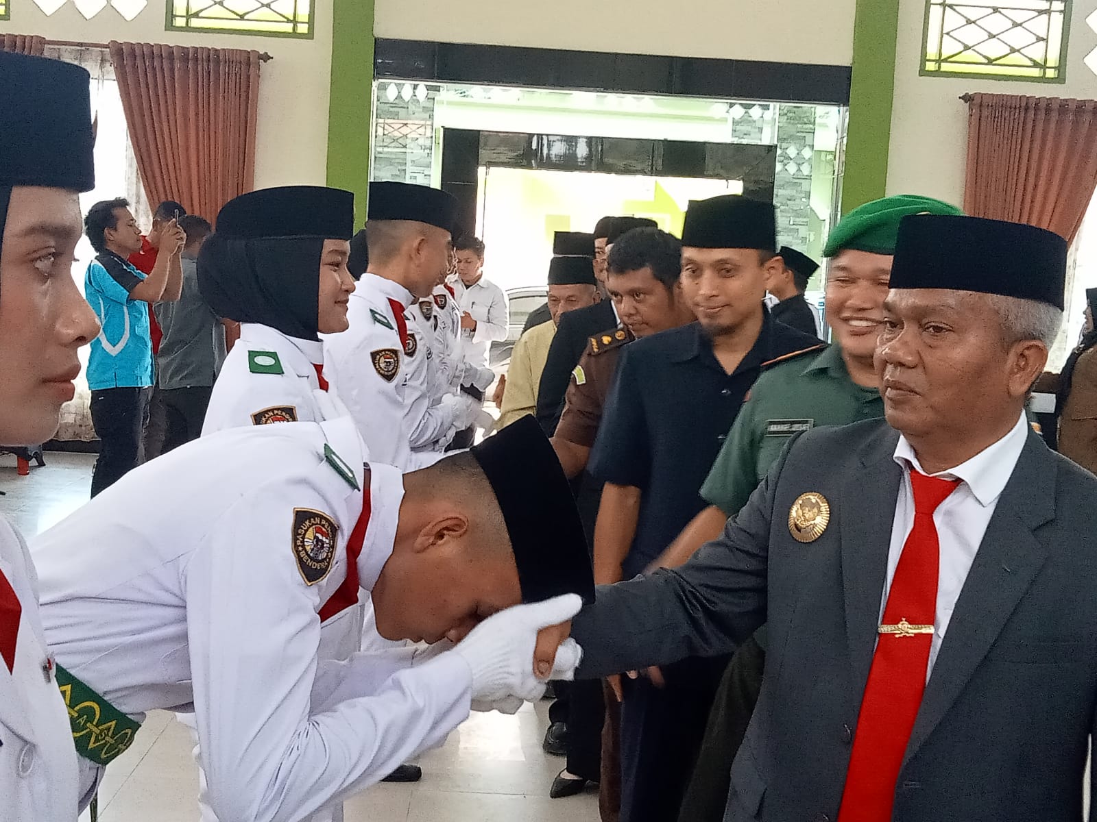 Ahmad Zarnawi Kukuhkan 32 Anggota Paskibraka