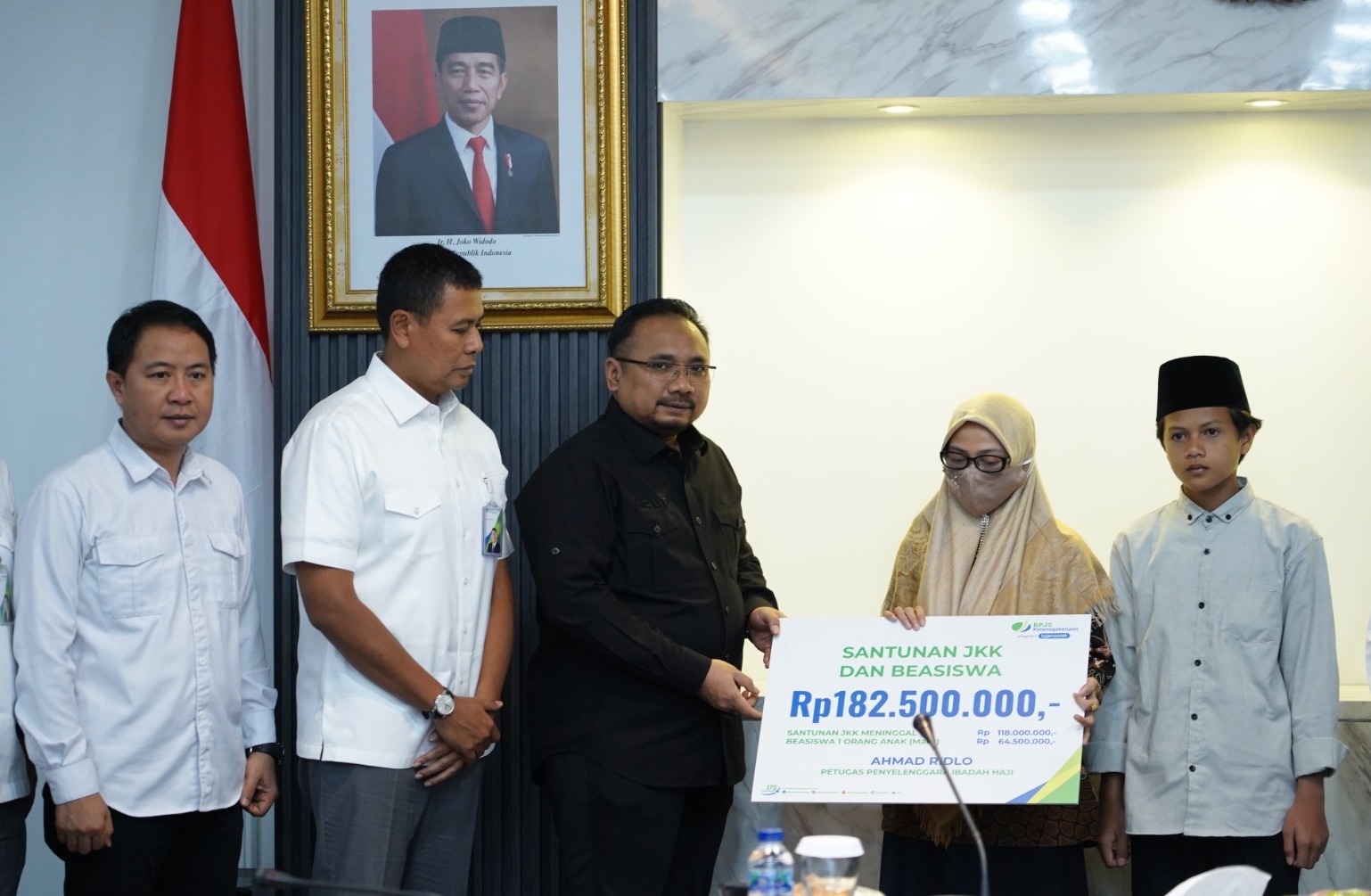 Wafat Dalam Bertugas Di Tanah Suci, Keluarga Terima Klaim Jaminan Kecelakaan Kerja