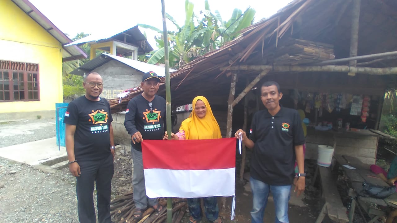 RAPI 01.13 Nagan Raya Serahkan Bendera Merah Putih Kepada Duafa