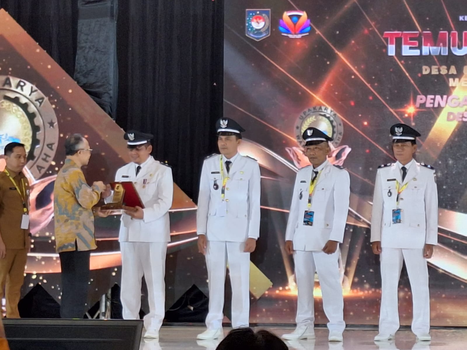 Usai Temu Karya, Geusyik Mane Tunong Terima Piala Mendagri