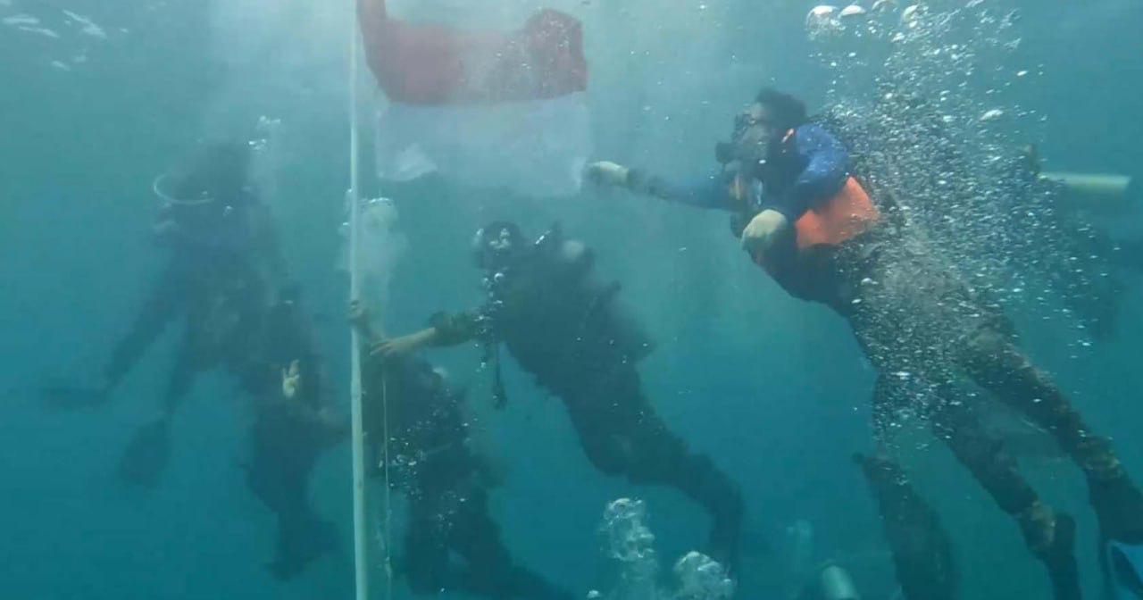 Danrem 011/LW Kibarkan Merah Putih Di Dasar Laut Lhokseumawe