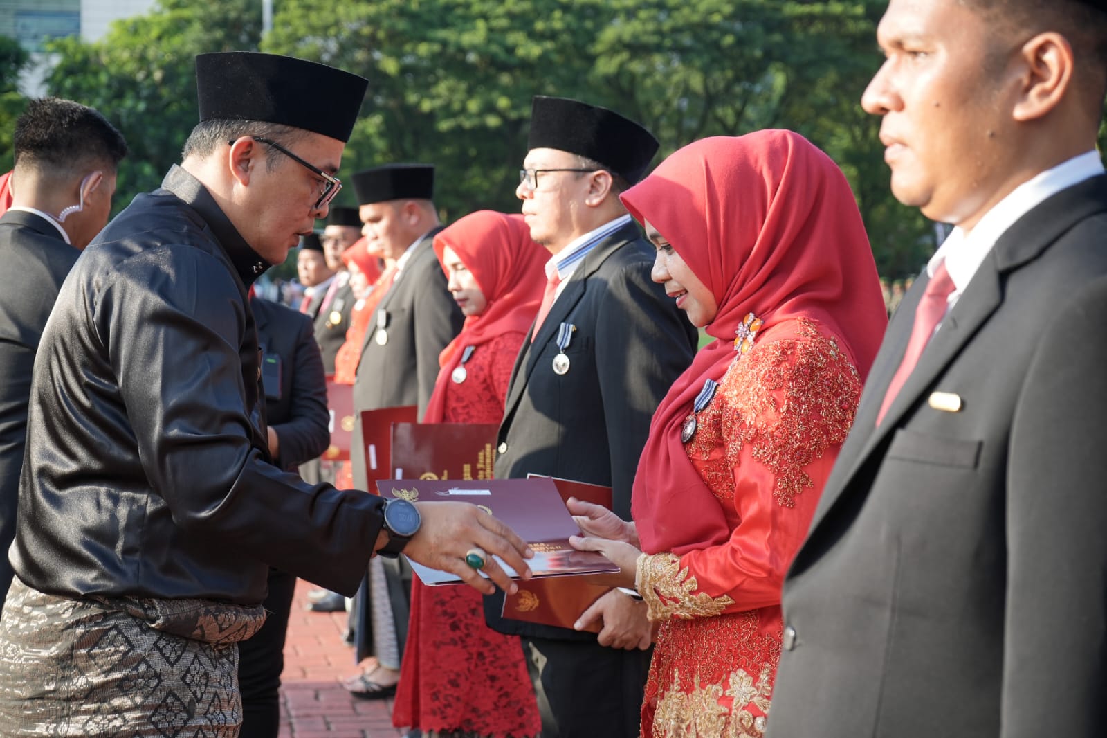 Di Upacara Penurunan Bendera, ASN Pemko Medan Terima Satyalancana Karya Satya dari Presiden