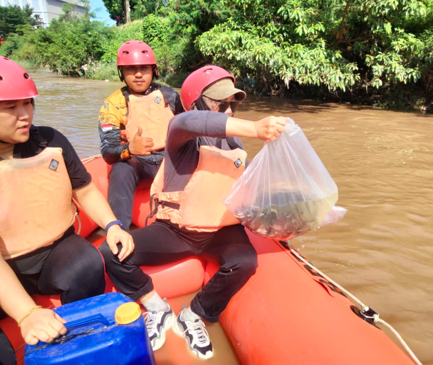 5.000 Bibit Ikan Gurami dan Nila Ditabur Ke Sungai Deli