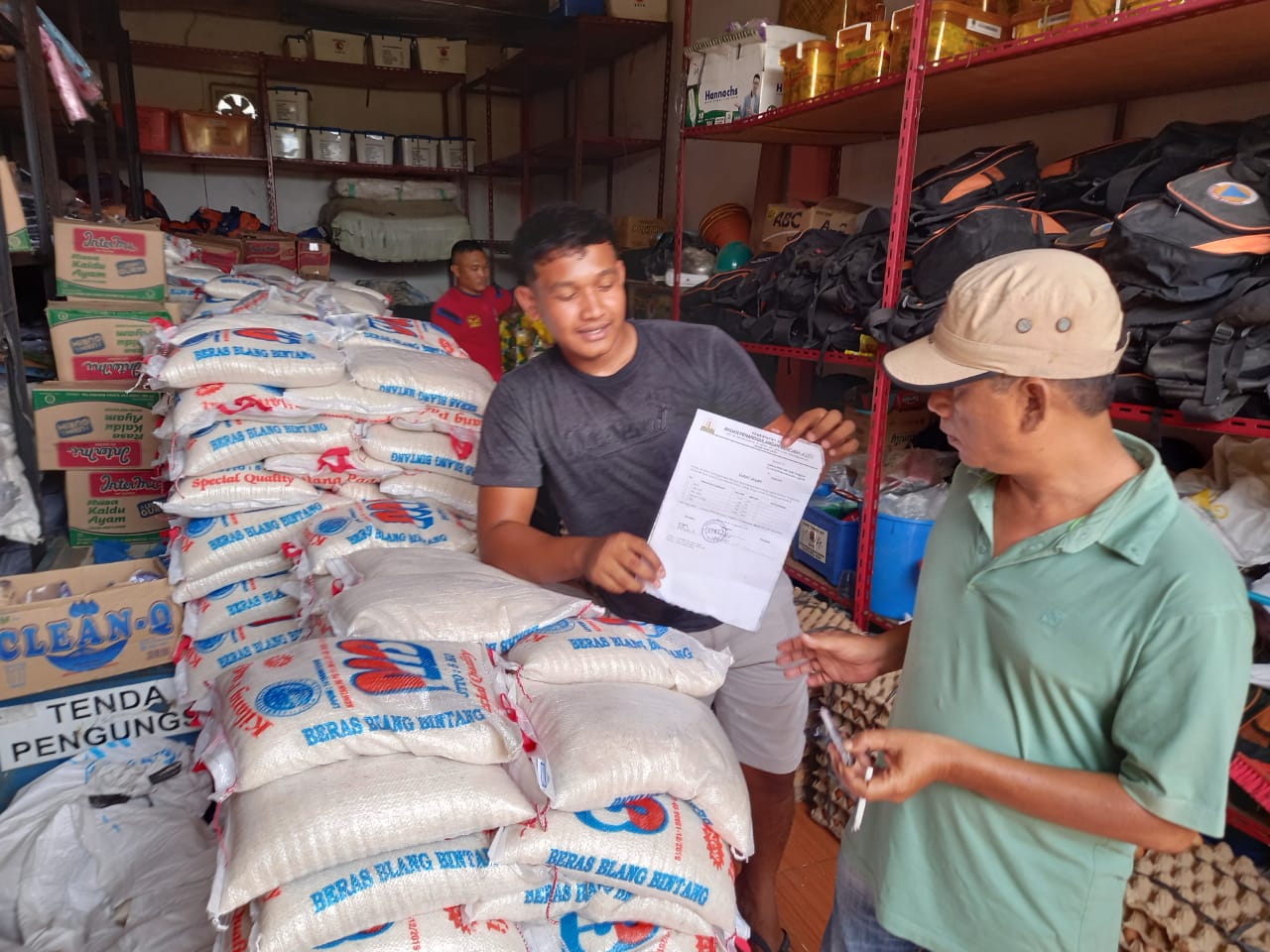 Agara Kembali Dihantui Banjir, BPBD Serahkan Bantuan Beras