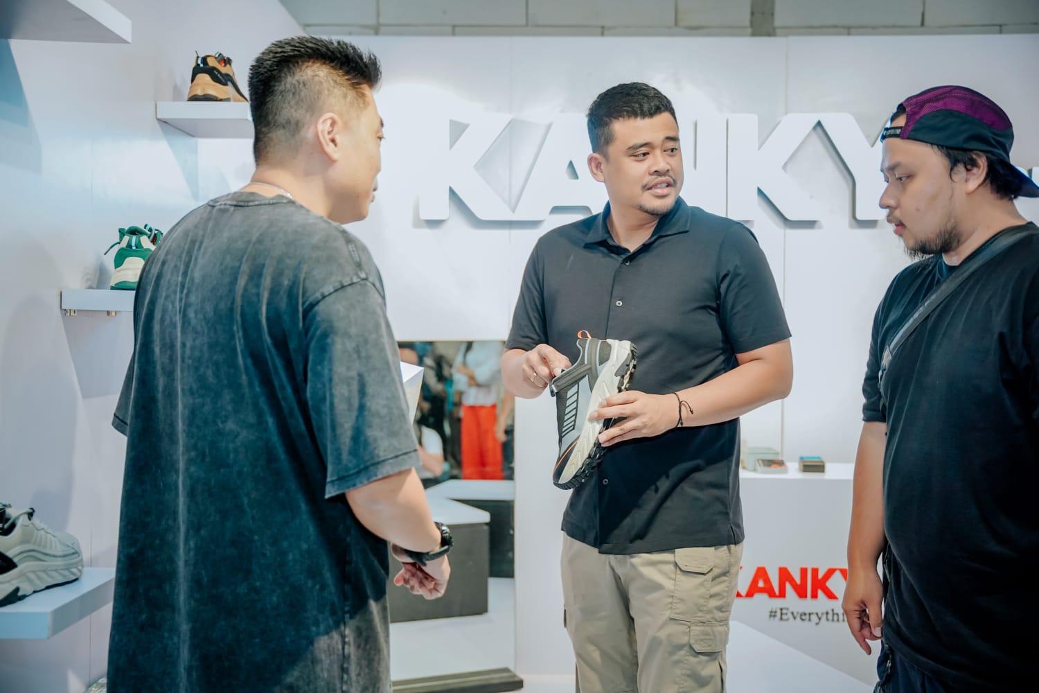Kenalkan Sneakers Desain Gedung Warenhuis, Bobby Nasution Kepala Daerah Pertama Kerjasama dengan Brand Lokal