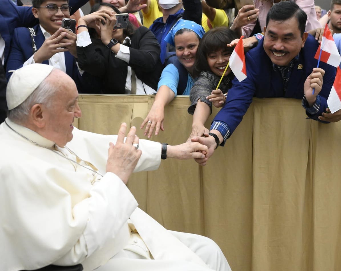 Hendrik Sitompul Audiensi Ke Paus Franciskus di Vatikan, Membawa Bendera Merah Putih