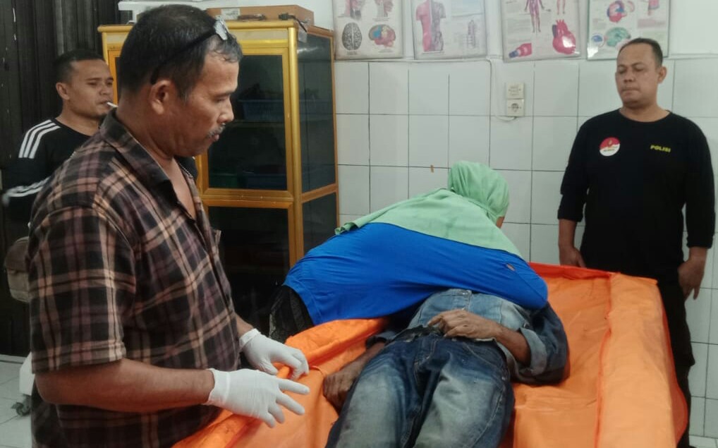 Polres P. Siantar Evakuasi Korban Meninggal Di Gerbang Pasar Dwikora