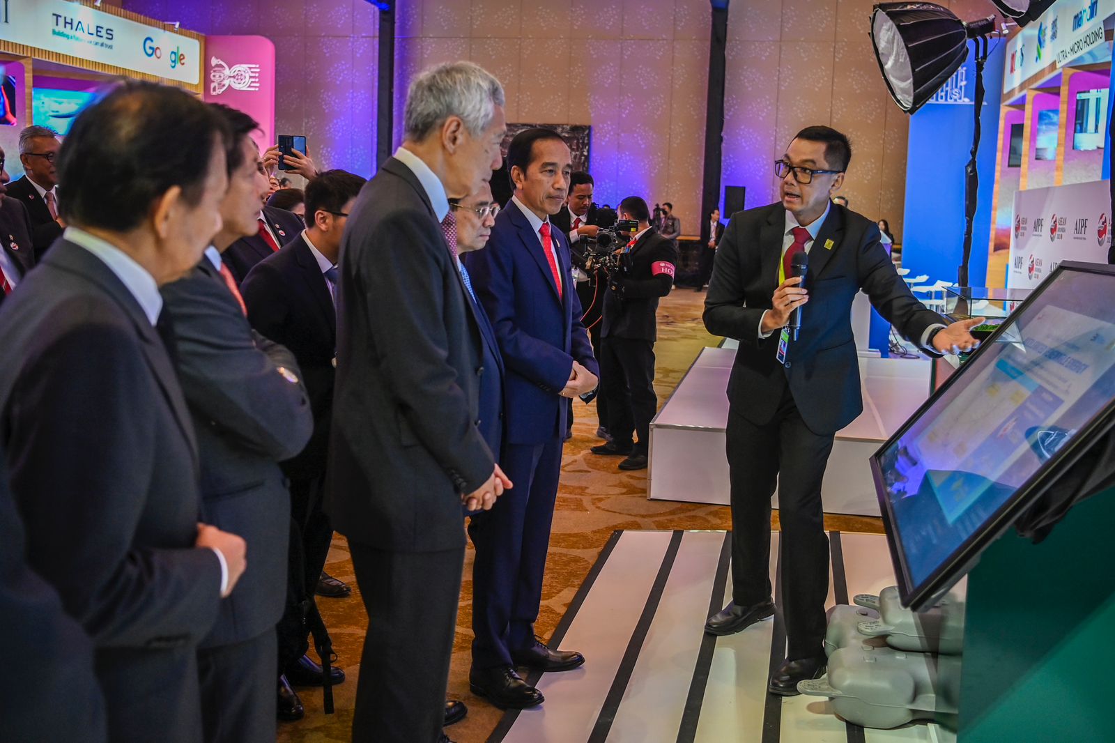 AIPF Dibuka Presiden, PLN Paparkan Green Enabling Supergrid Hingga PLTS Terapung Cirata