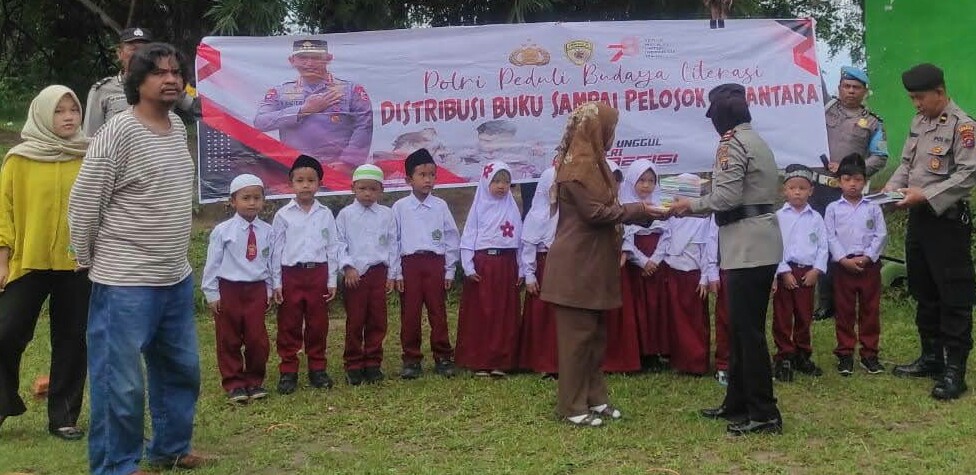 Polsek Siantar Barat Distribusikan Buku Di MIS Al-Azhar